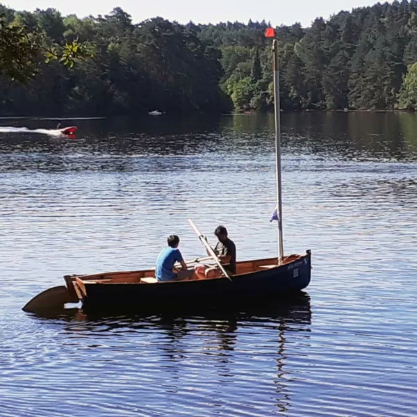 Navigation à l'aviron du voilier Jolie Môme en