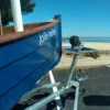 Jolie môme scrutant le bassin d'Arcachon