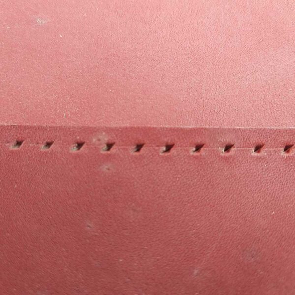 Gros plan perforation de notre kit de gainage cuir