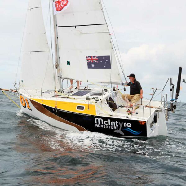 Voilier Class Globe 580 naviguant en mer.