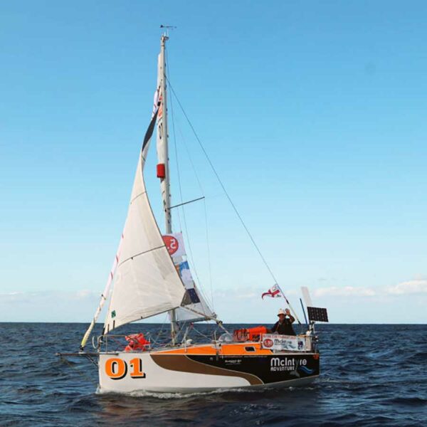 Voilier de course en pleine navigation sur l’océan.