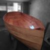 Bateau en kit en bois avec la structure externe de la coque terminée, prêt pour les finitions.