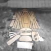 Ensemble des pièces en bois découpées prêtes à l'assemblage pour un bateau en kit.