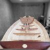 Étape d'assemblage de la structure interne d'un bateau en kit, montrant les membrures et les longerons en bois.