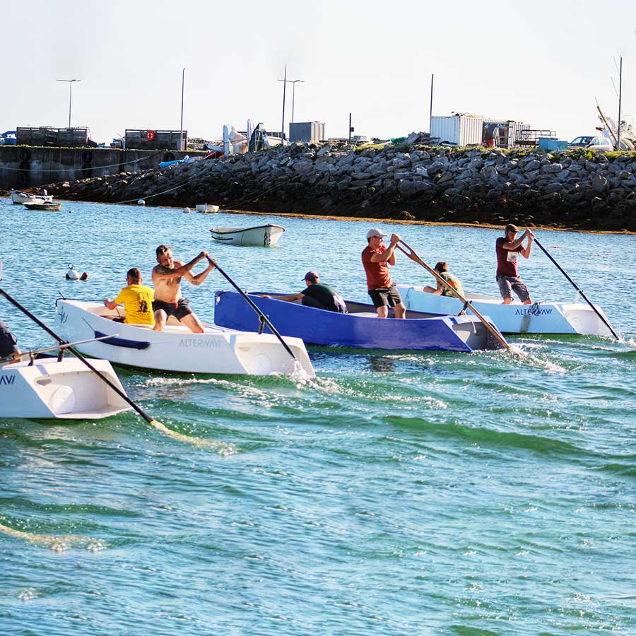 Participants godillant dans des bateaux en kit Alternav/kit-bateau.fr lors d’une course en mer.